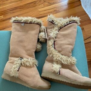 BEIGE FAUX FUR LINED BOOTS